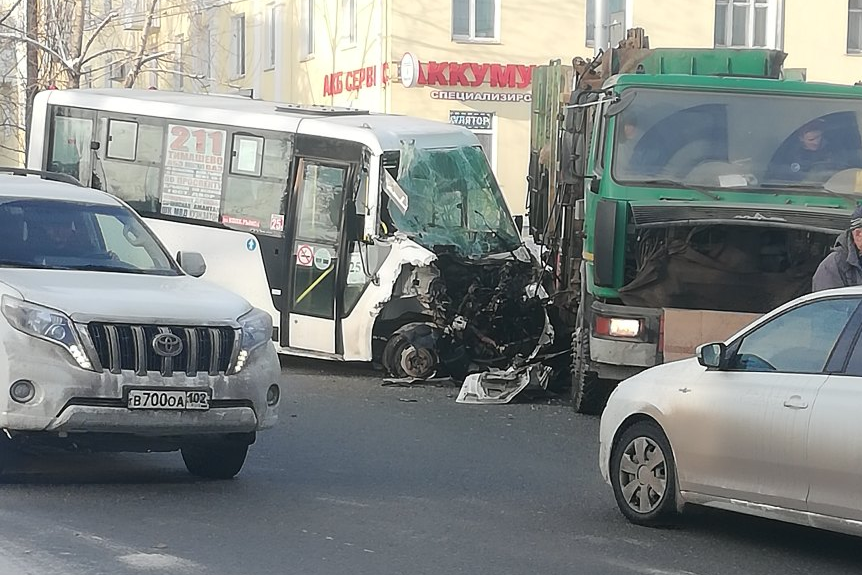 Пассажирский автобус в Уфе протаранил грузовик, очевидцы сняли на видео последствия аварии