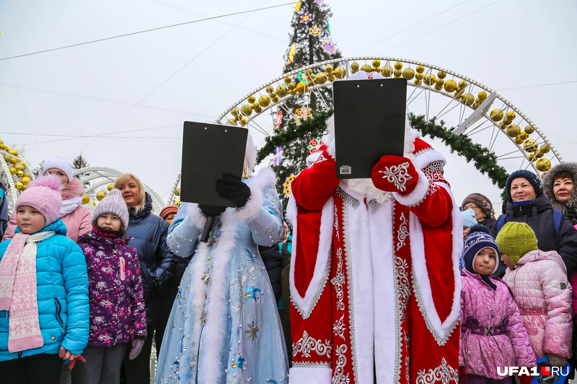 Хоровод в кедах, поздравления по бумажке и Бабы Морозы: в Уфе прошел парад новогодних волшебников