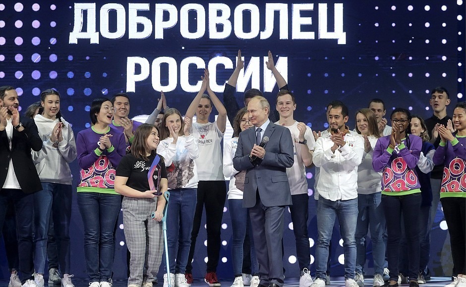 В России растет армия волонтеров — при финансовой поддержке администрации президента