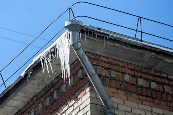 В Мурманской области наледь с крыши школы упала на учениц