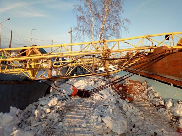 В Карпинске на стройке упал башенный кран. Пострадал один человек