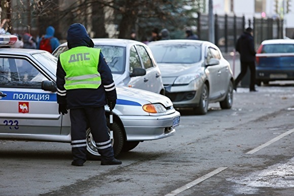 В ГИБДД Челябинска пообещали эвакуировать стихийную парковку возле молодежного театра