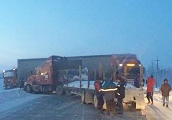 Из-за ДТП с тремя грузовиками на Ямале перекрыли трассу Коротчаево — Новый Уренгой