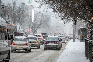 Из-за снегопада ситуация на свердловских трассах продолжает ухудшаться. Заявление ГИБДД