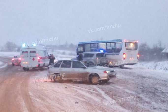 В Башкирии столкнулись пассажирский автобус, ВАЗ-2114 и Mitsubishi Outlander, очевидцы сняли видео