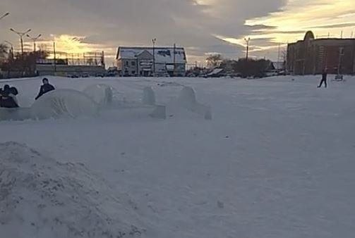 «Приходите с бензопилой». На Урале местных жителей просят достроить ледовый городок