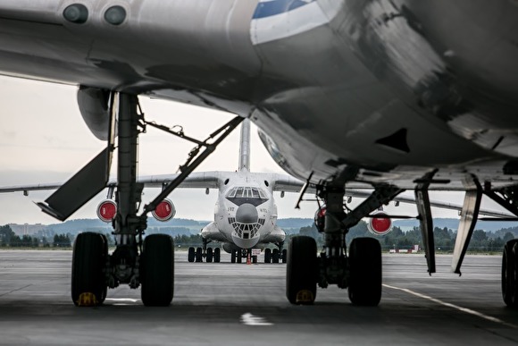 В Екатеринбурге пассажирский самолет готовится к экстренной посадке