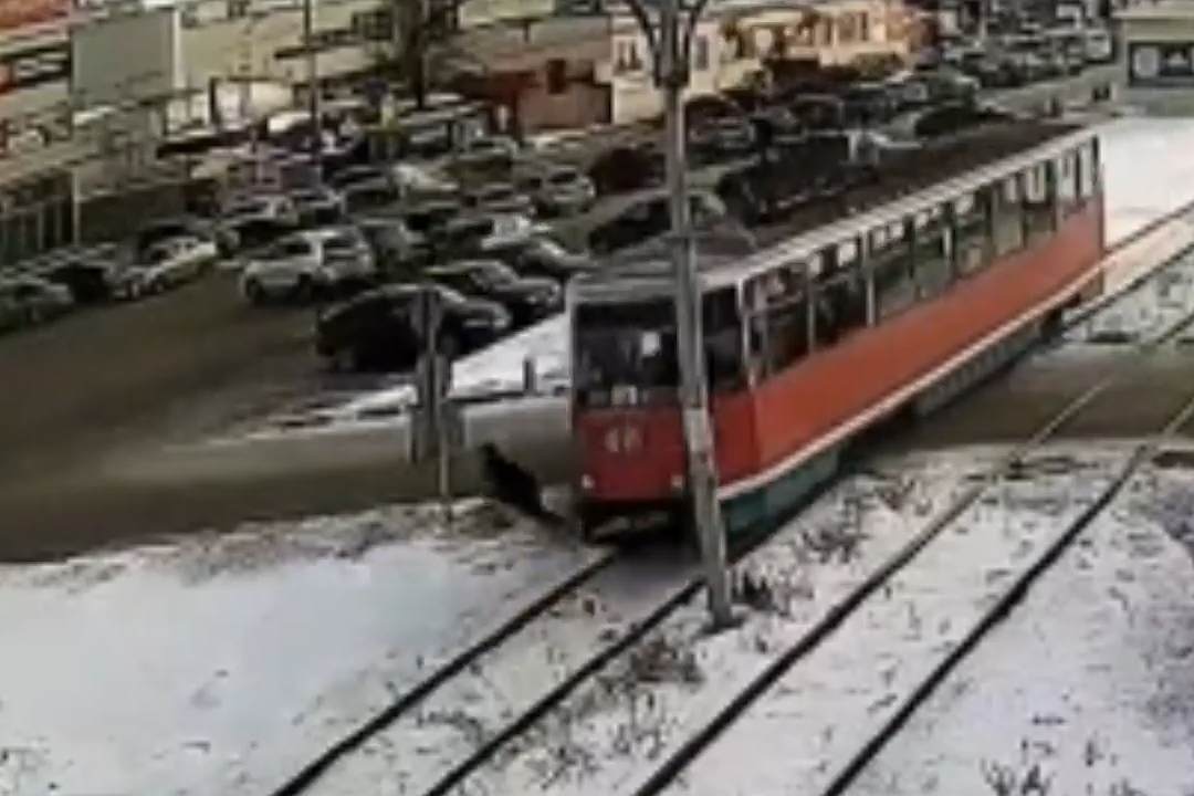 В Башкирии трамвай на полном ходу сбил человека, ДТП попало на видео