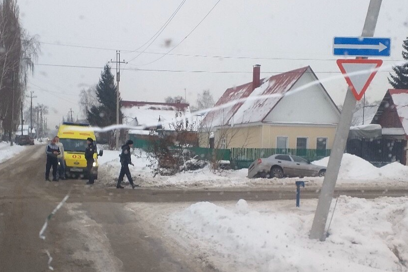 В ДТП на перекрестке в Стерлитамаке пострадал маленький ребенок, момент аварии попал на видео