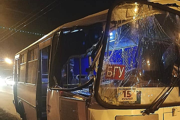В столкновении маршрутки и грузовой «Газели» в Уфе пострадала несовершеннолетняя девушка