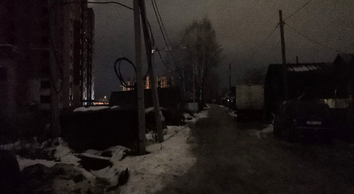 Столбы стоят, а фонарей нет: названы самые плохо освещенные районы Кирова