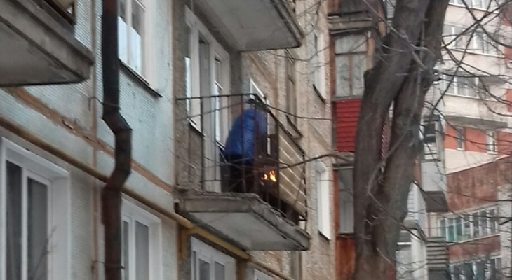 Женщина развела открытый огонь на своем балконе в Кирове