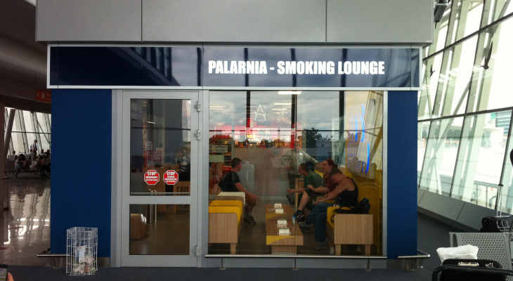 В аэропортах снова разрешат курить