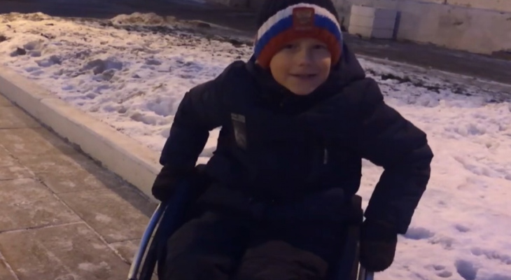 Восьмилетнему силачу из Советска подарили инвалидную коляску, о которой он мечтал