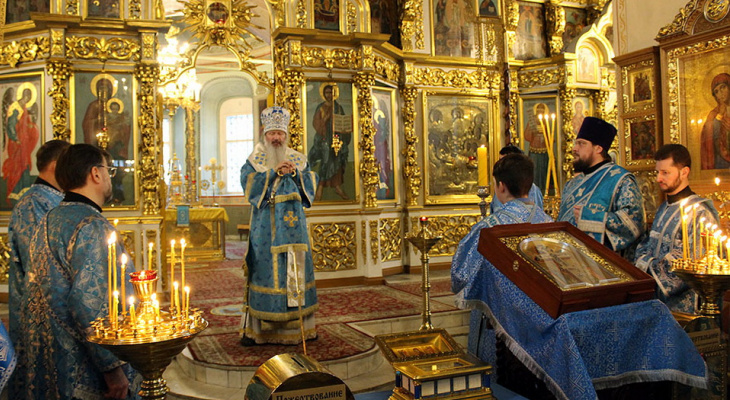 Частицу Креста Господня и одежды Девы Марии привезли в Киров