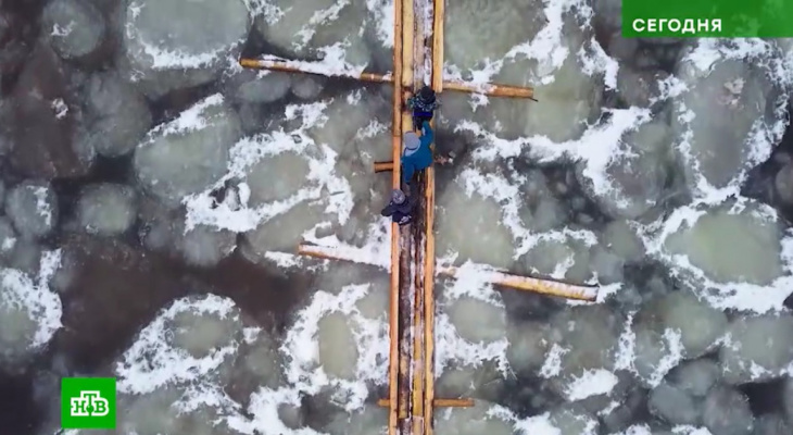 В Даровском районе детям приходится ходить в школу по трем доскам на тонком льду