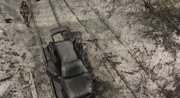 В Кирове машина вылетела с моста на железнодорожные пути