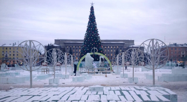 На Театральной площади нарядили главную городскую елку