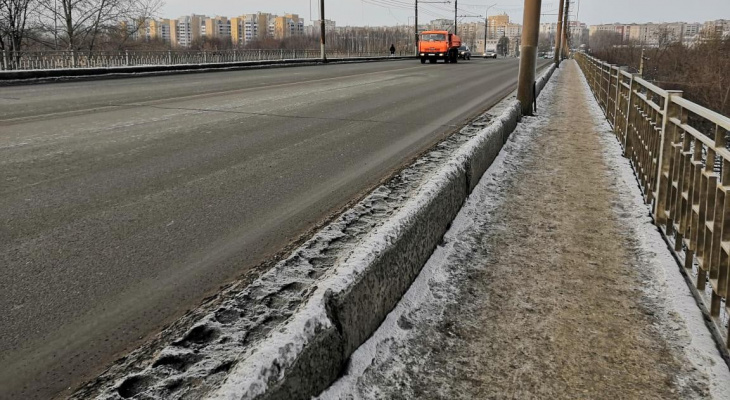 После ДТП с рухнувшей машиной на Воровского нашли нарушения в содержании дороги