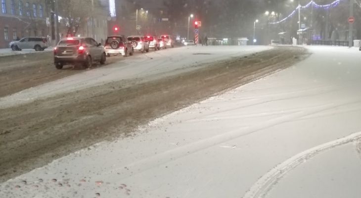 Сугробы на дорогах, пробки и аварии: первые последствия сильного снегопада в Кирове