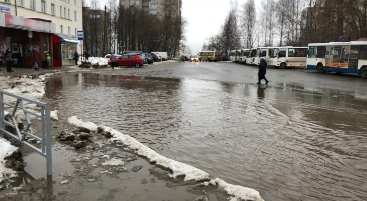 На коньках по тротуарам либо вплавь по дорогам: кировчане о состоянии дорог в городе