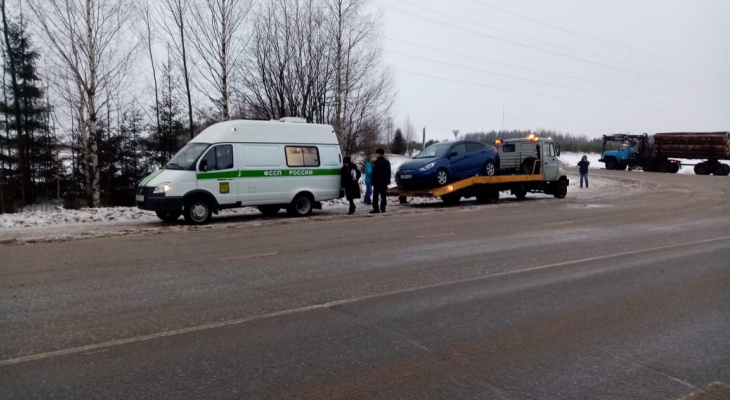 У кировчанина прямо на трассе отобрали машину за долги