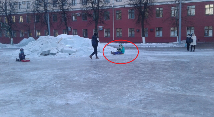 В центре Кирова дети скатываются с горки прямо в глыбы льда