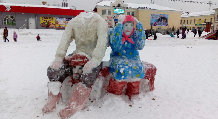 Фоторепортаж из соцсетей: прекрасные и ужасные снежные скульптуры из Кирова
