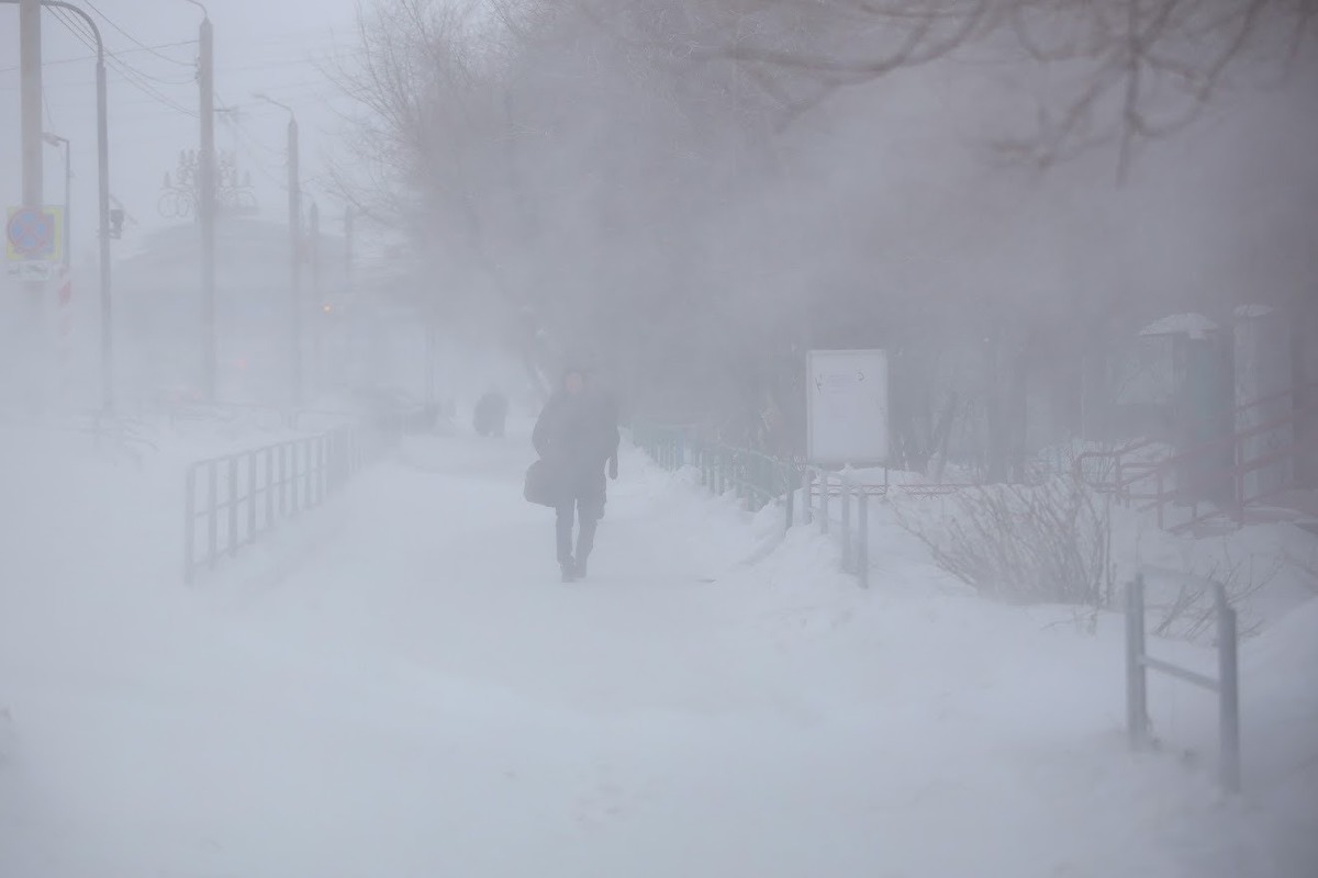 Вонь и мгла. На въезде в Челябинск со стороны ЧМЗ из-за смога — нулевая видимость
