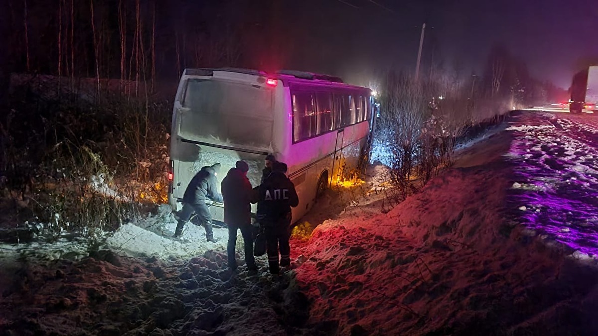В Свердловской области пассажирский автобус съехал в кювет