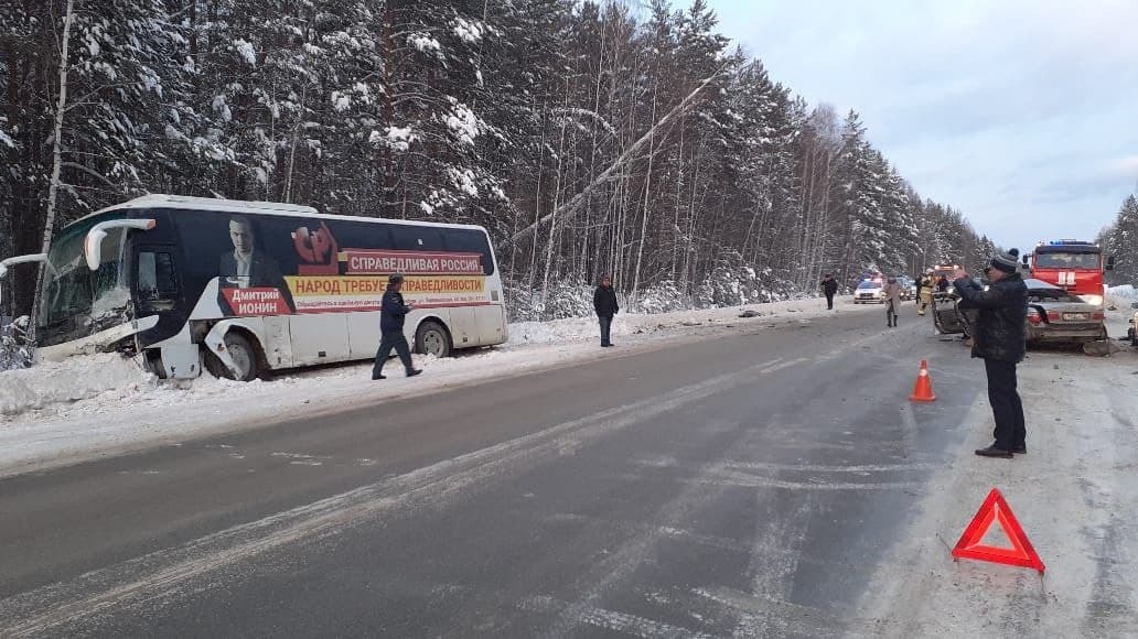 Рейсовый автобус попал в ДТП под Режем. Пострадали четыре человека