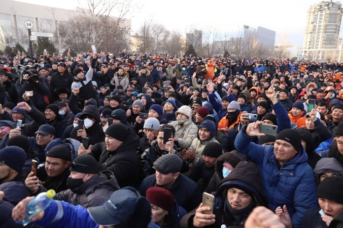 Многотысячные протесты в Казахстане: из-за чего начались и что говорят власти