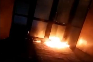 Мужчина устроил поджог у входа в правительство Якутии со словами: «Казахи, мы с вами»