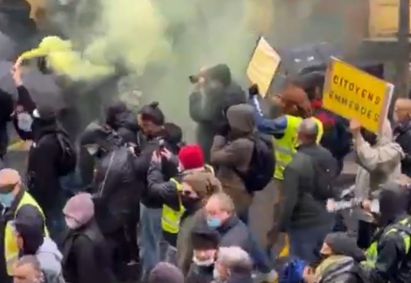 В Великобритании спецслужбы установили слежку за противниками вакцинации