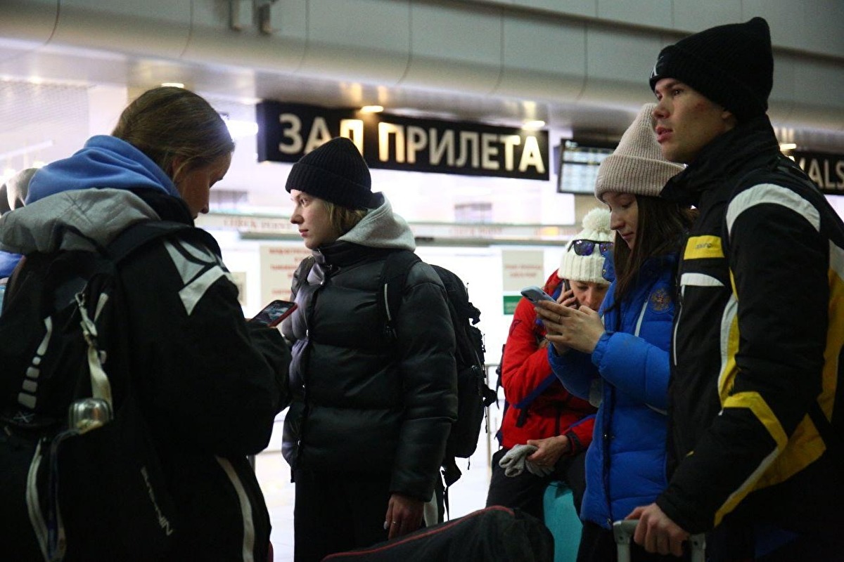 В Екатеринбург из Алма-Аты на военном самолете эвакуировали челябинских спортсменов