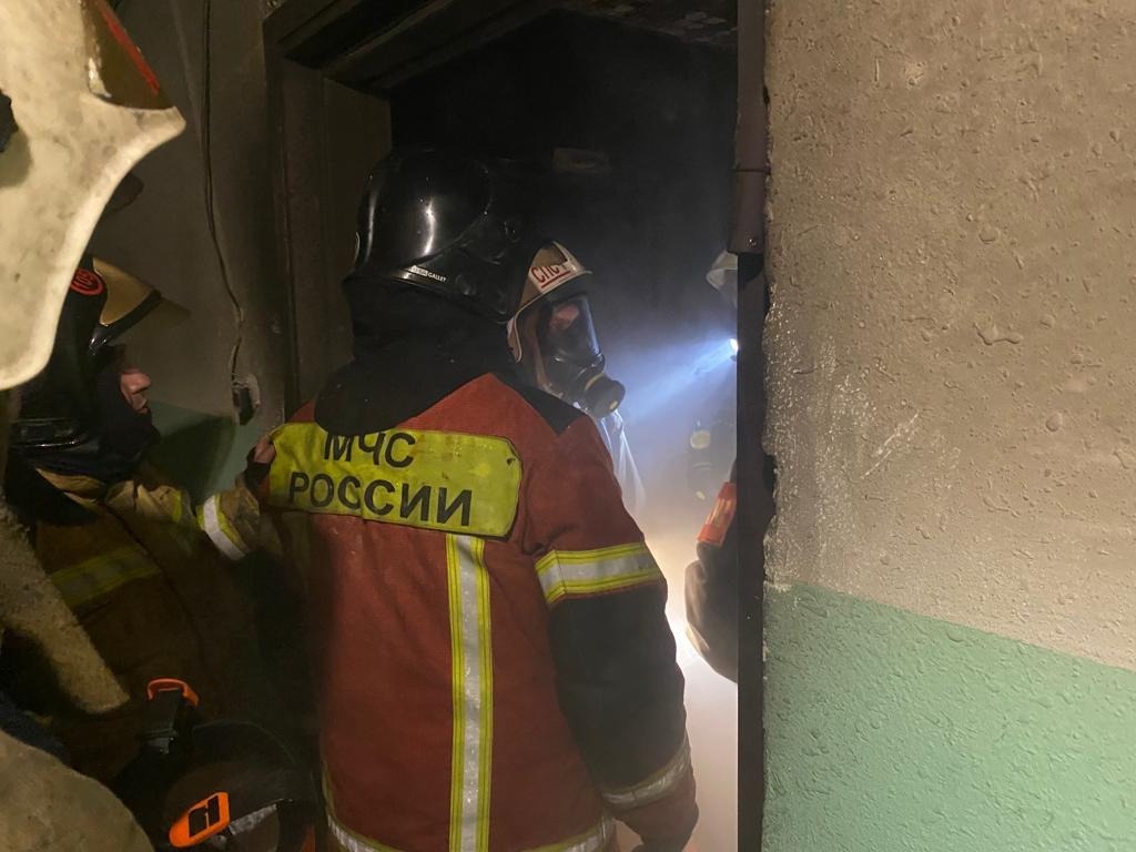В Екатеринбурге женщина выпала с балкона во время пожара
