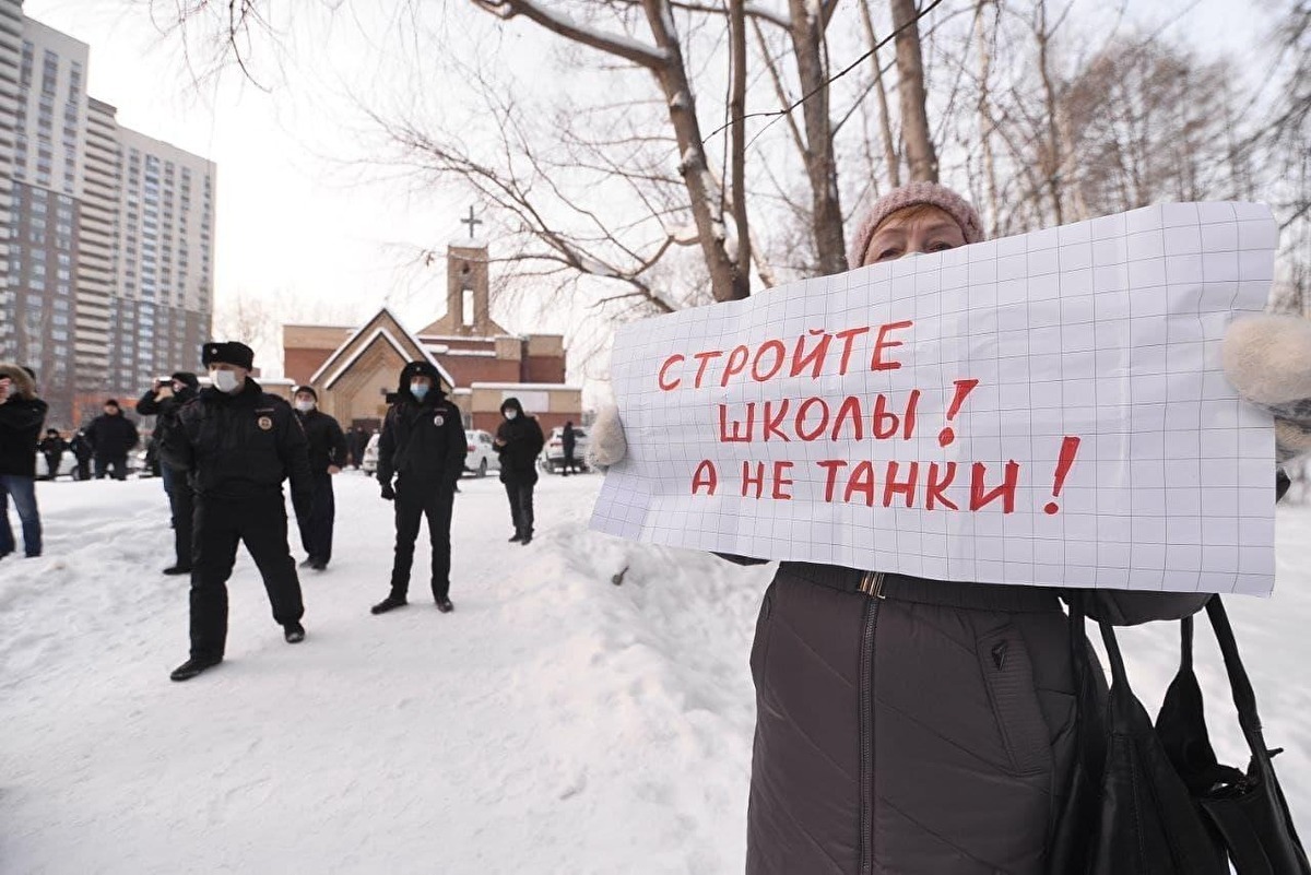В Екатеринбурге на акции «За мир и дружбу народов» задержали двух человек