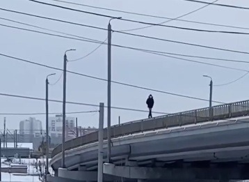 В Челябинске юноша прогулялся по перилам моста над проезжей частью