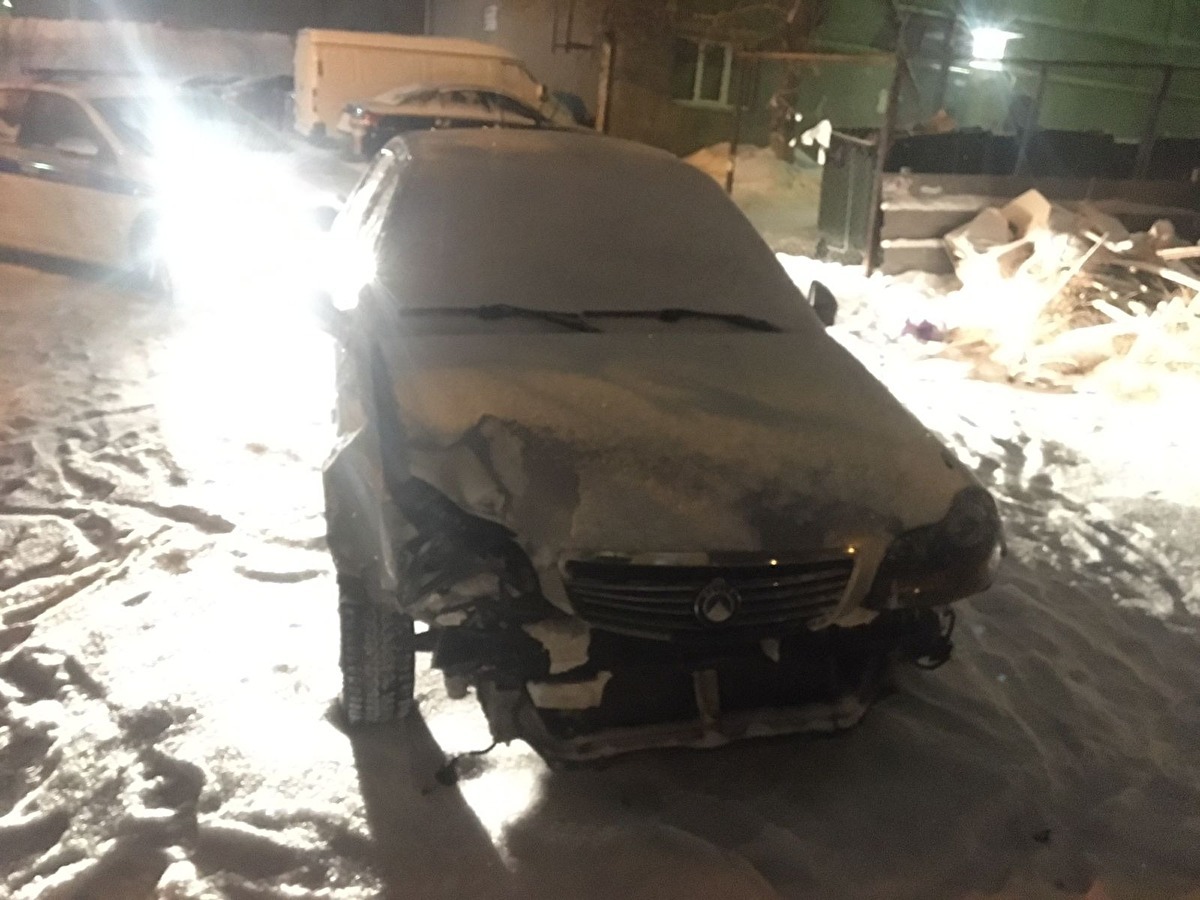 В Магнитогорске пьяный водитель протаранил пять полицейских машин около здания УМВД