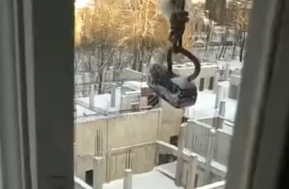 В Петербурге коммунальщики пытались убрать снег с помощью старого чугунного утюга