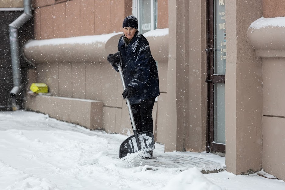 Вице-губернатор Петербурга исключил, что бюджетников заставят убирать город от снега
