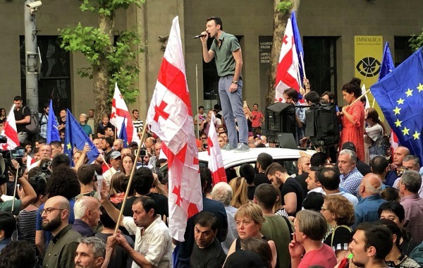 В Грузии ввели ответственность за оскорбление флагов ЕС и НАТО