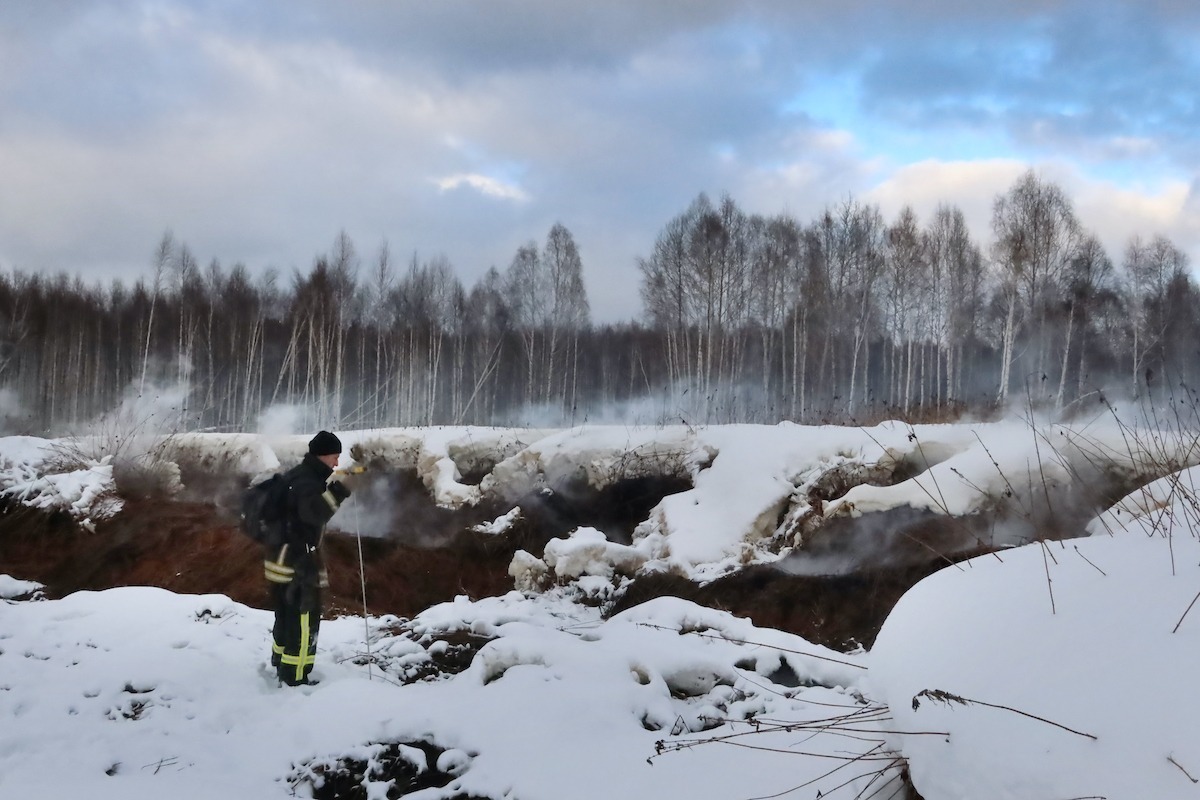 Под Екатеринбургом продолжают гореть торфяники. Их начнут тушить только весной