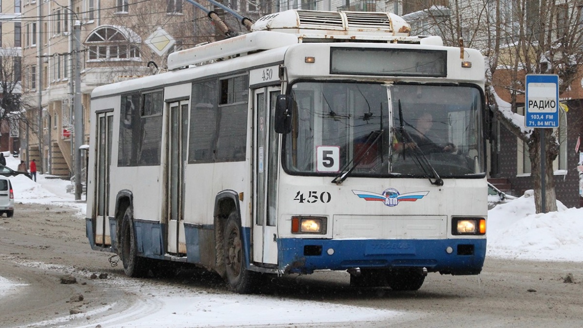 В Кирове водитель легковушки брызнул в лицо из баллончика водителю троллейбуса