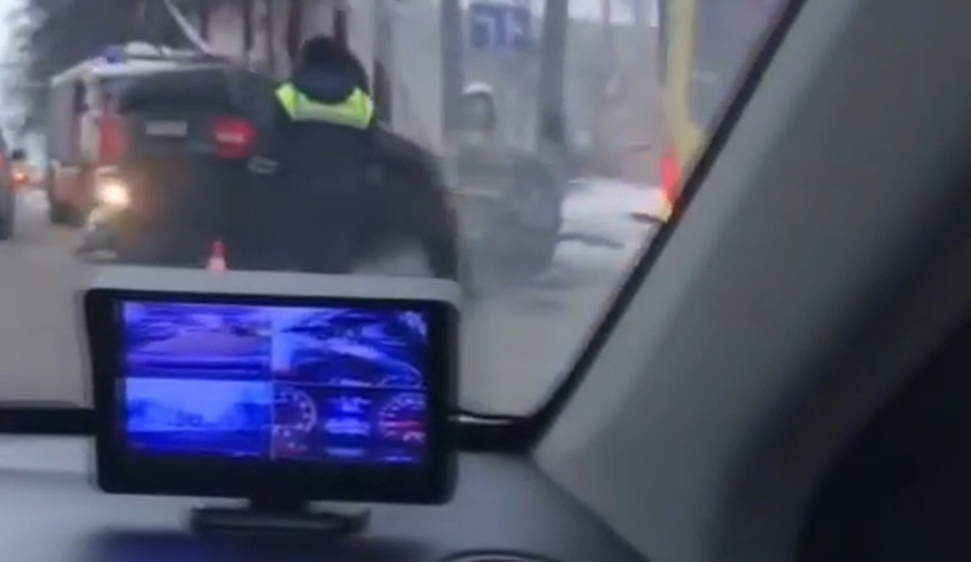В Кирове иномарка перевернулась из-за столкновения на дороге