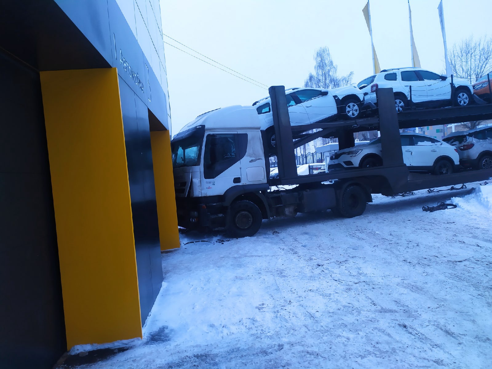 В Кирове автовоз с семью машинами врезался в здание автосалона