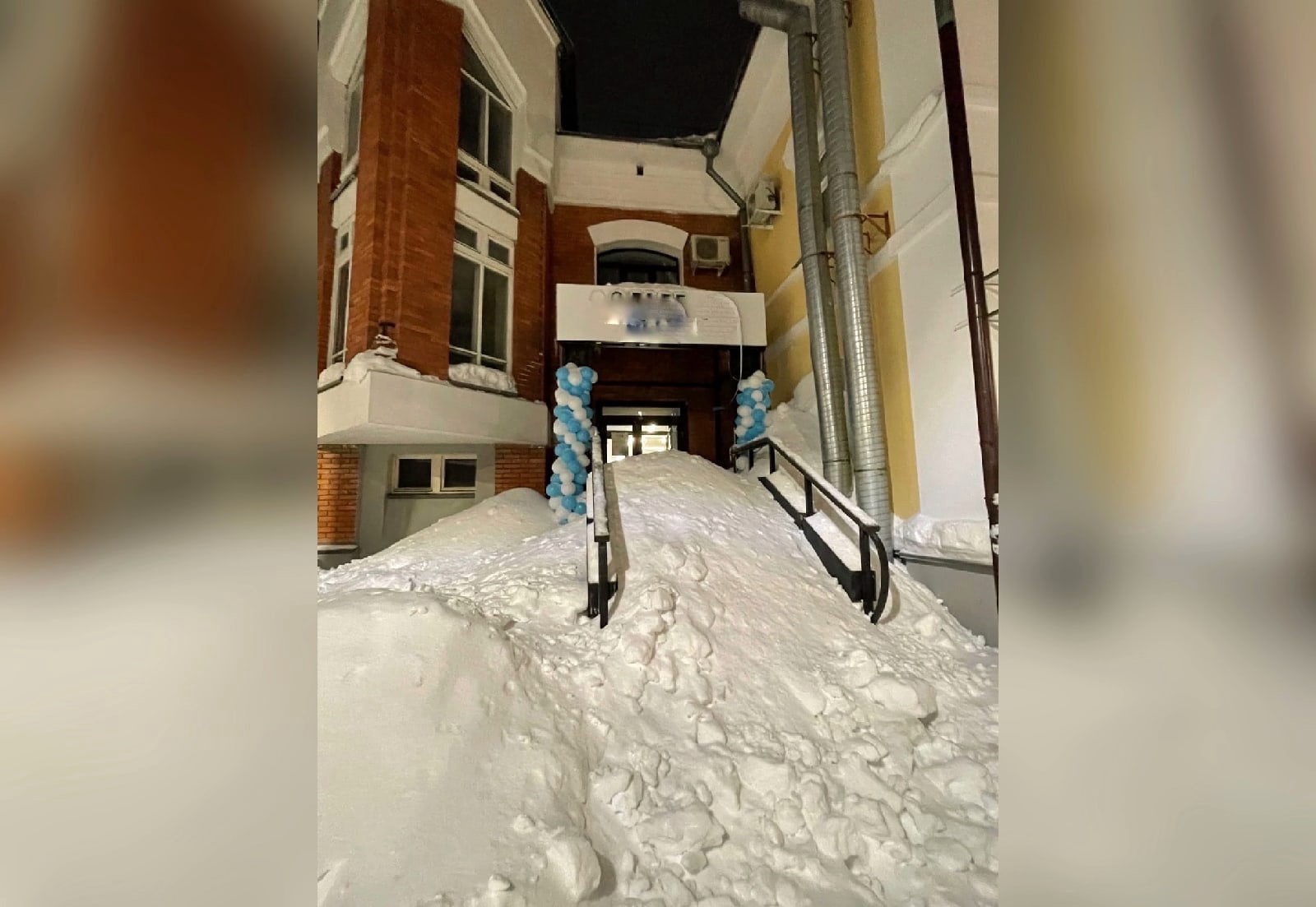 Уехала с травмами: в Кирове снег с крыши завалил выход из кофейни и травмировал девушку