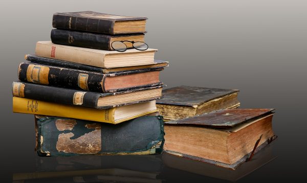 Редкие книги и антиквариат в антикварном доме «Книжная полка»