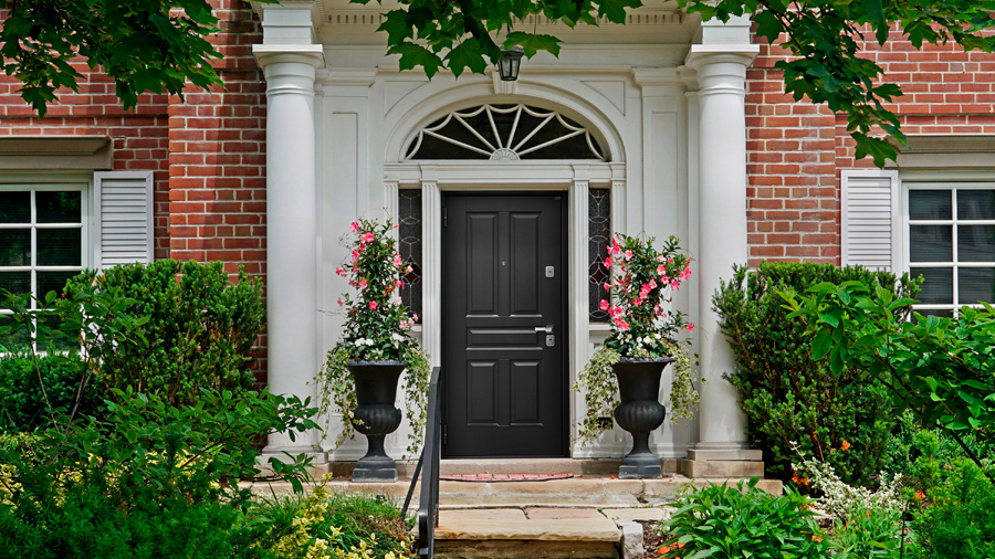 Как выбрать входную дверь для загородного дома?
